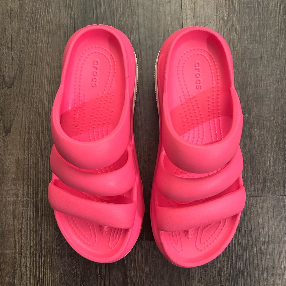 Crocs Pink Mega Crush Triple Strap Sandals NWOT Women Size 8.